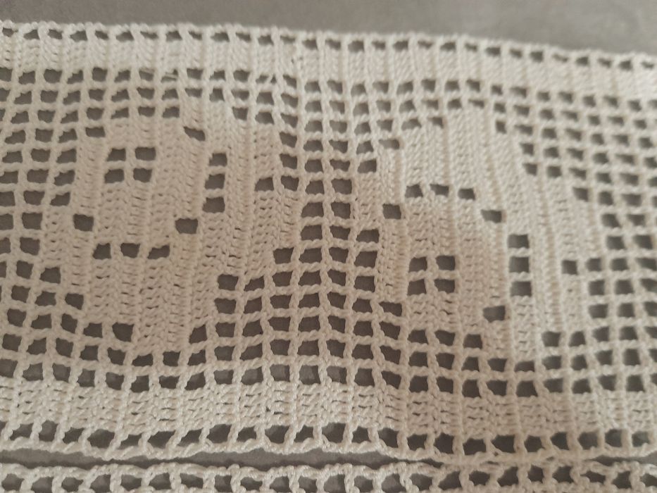 Dantelă croșetată manual