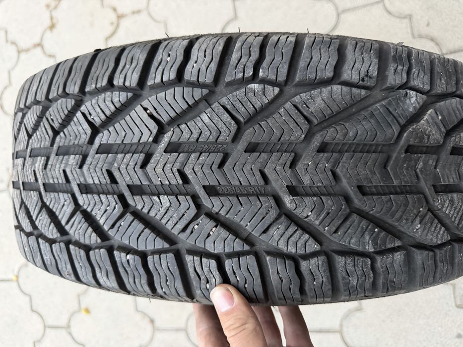 Продам зимние резины 225/45/17