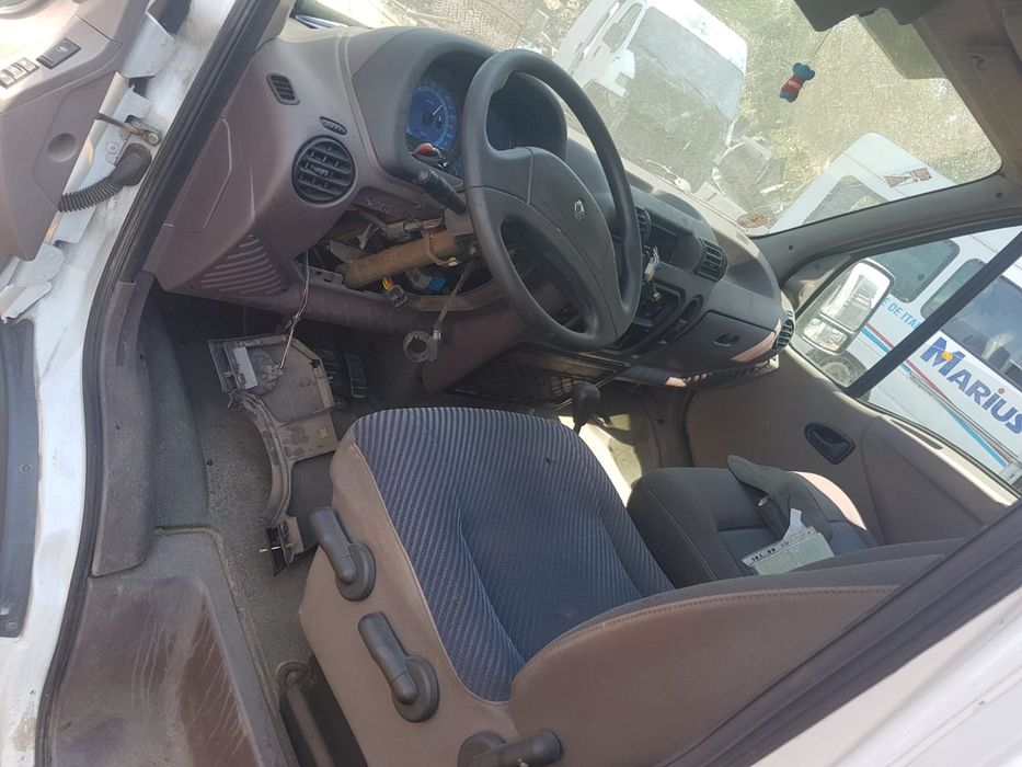 Dezmembrez Renault Master 2.2