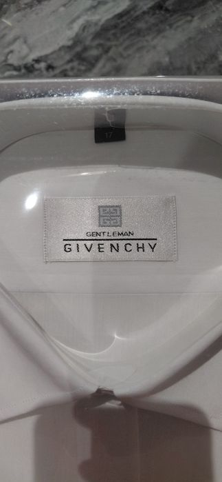 Рубашка Givenchy (Италия) с коротким рукавом.