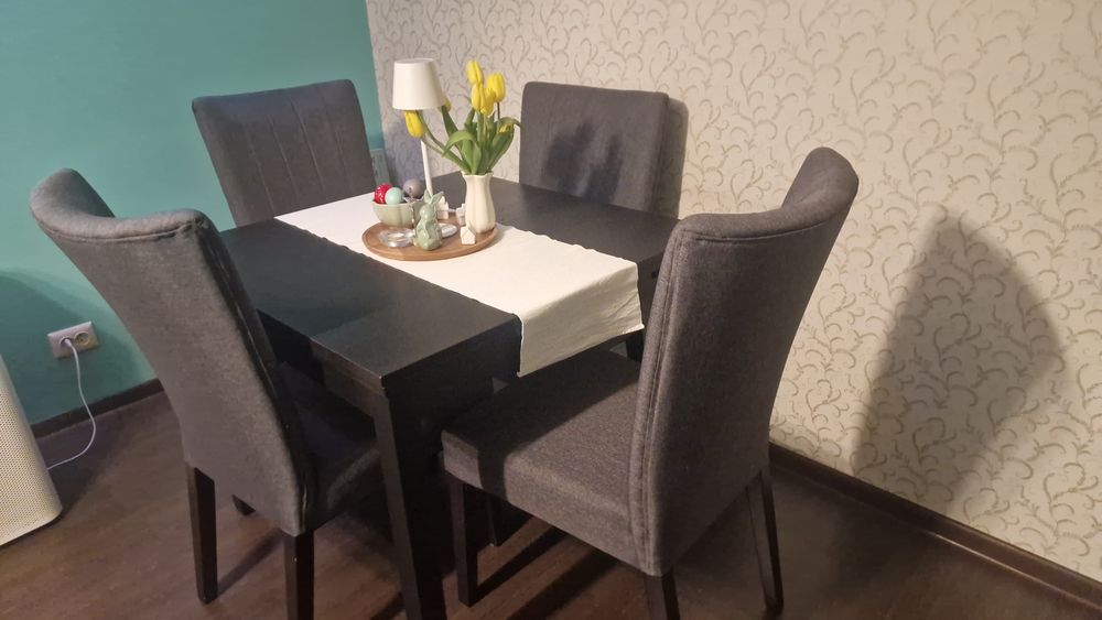 Masa extensibila lemn cu scaune tapitate