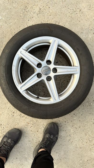 Vand roti pe r16 originale audi a4 cu cauciucuri foarte bune de vara.