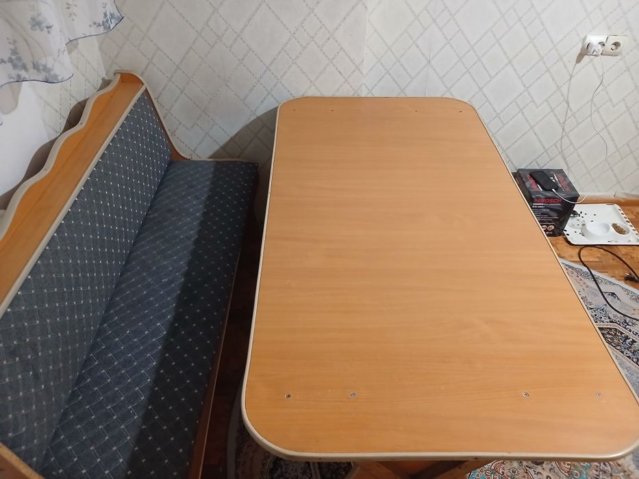 Продам кухоный уголок со столом