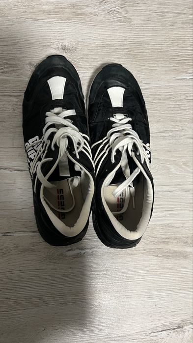 Обувки на Guess.