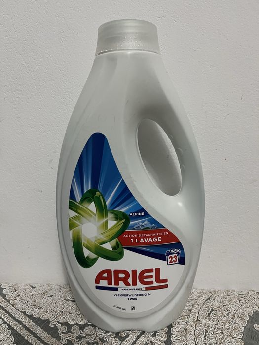 Detergent ariel lichid