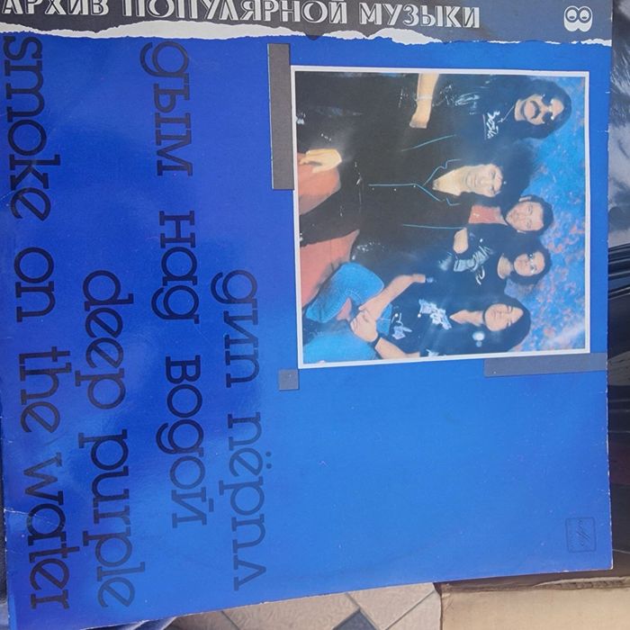 Виниловые пластинки разных исполнителей.