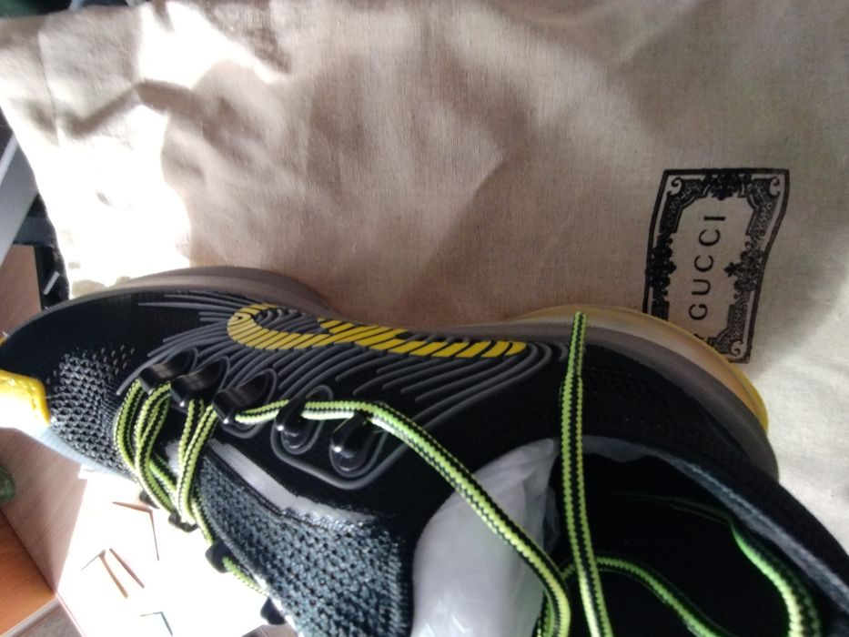 Продам женские кроссовки