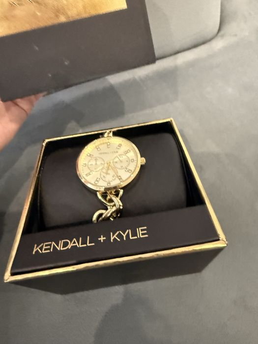 Нов часовник в кутия