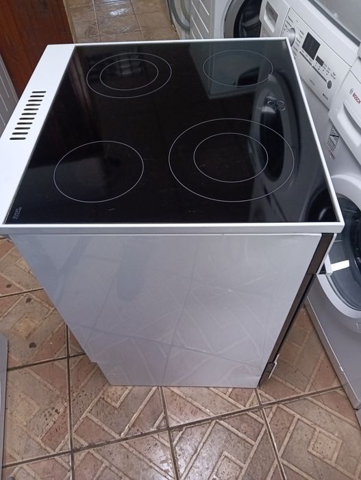 Свободно стояща печка с керамичен плот Gram с две години Гаранция!