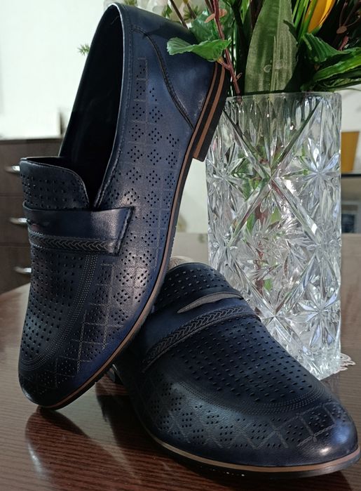 Продам мужскую обувь 39 размер.