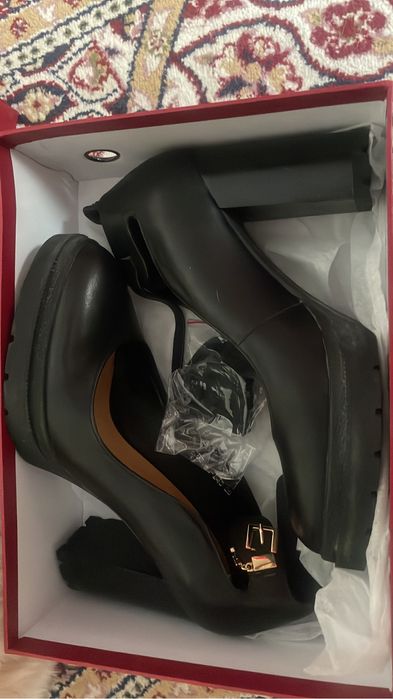 Продам сапожки , туфли.