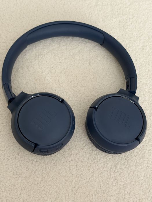 Наушники-JBL-синего цвета