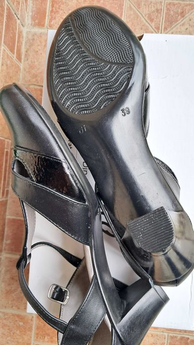 Pantofi damă din piele .