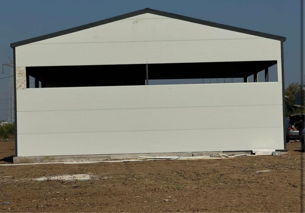 Hale metalice învelite cu panouri sandwich