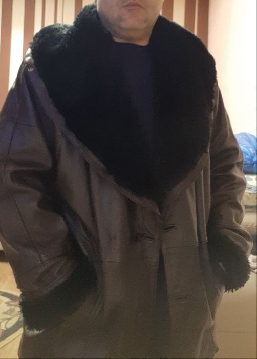 Hainã piele cu guler si mineci de blana