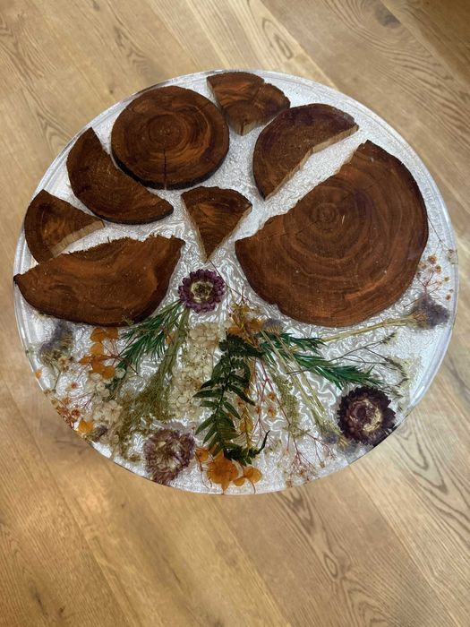 Ръчно изработена масичка с естествени цветя и дърво от череша