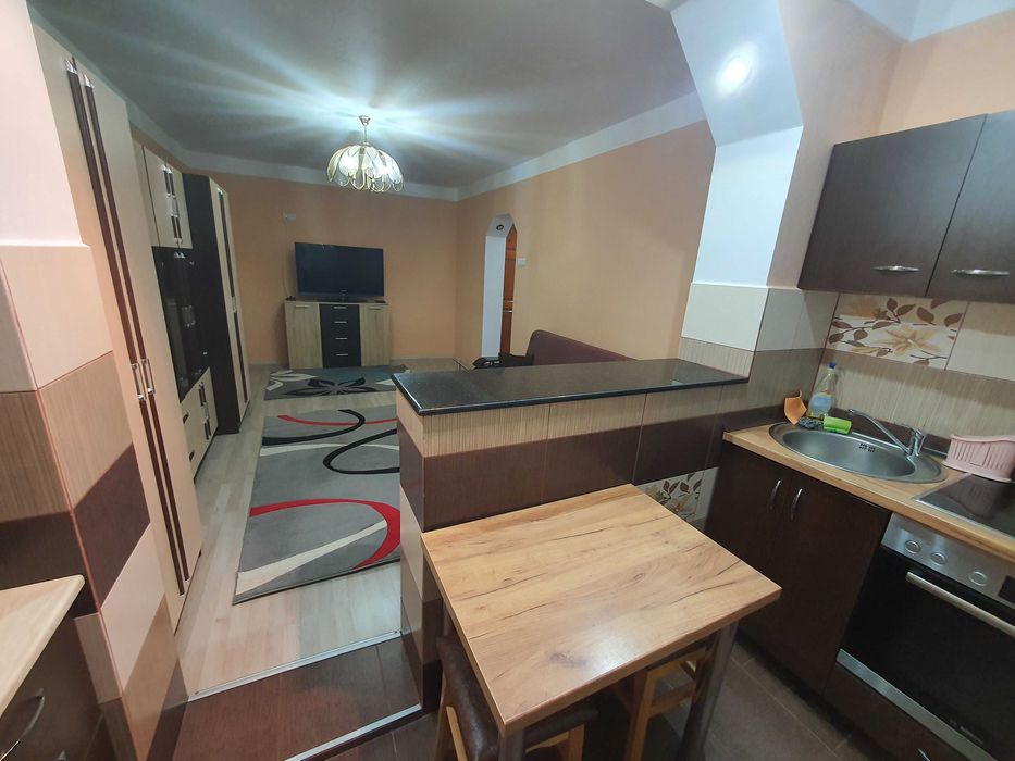 Închiriez apartament 2 camere + living ( transformat), cartier Rogerius