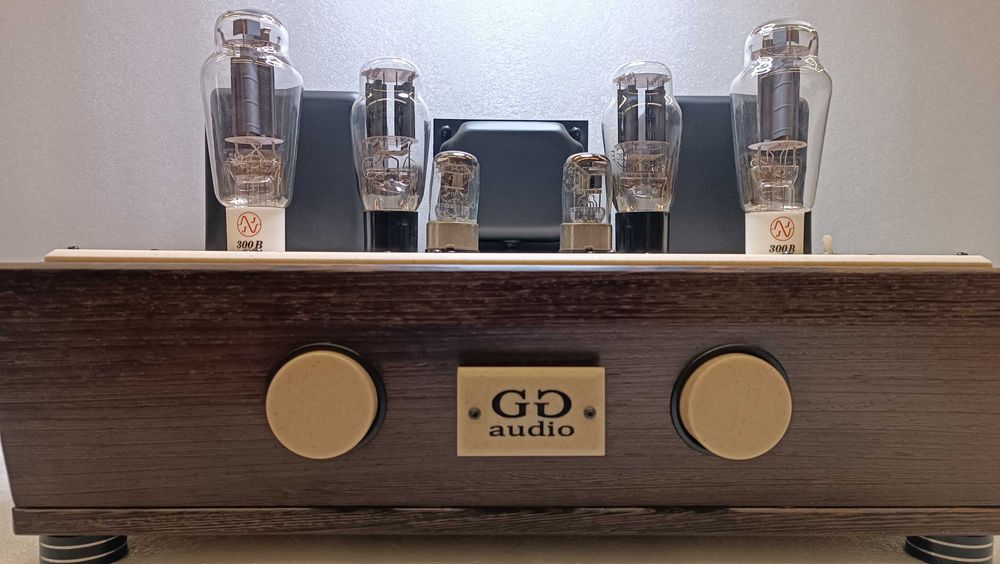 Само с поръчка! Лампов усилвател Queen Alpha 300B