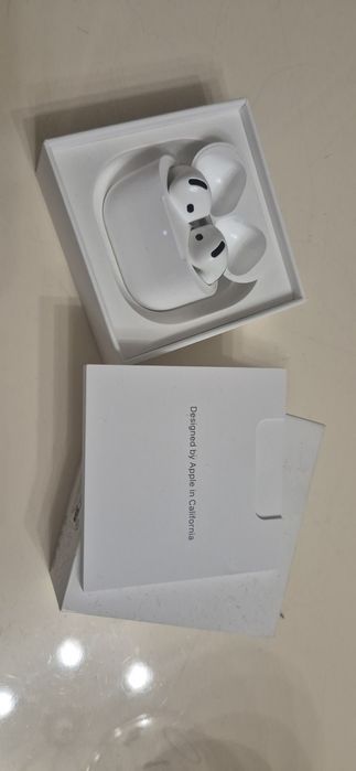 Casti Air Pods 5 albe