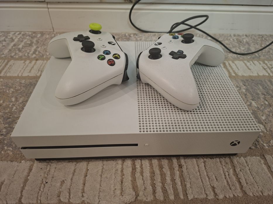 Продаю XBOX ONE S 1TB б/у