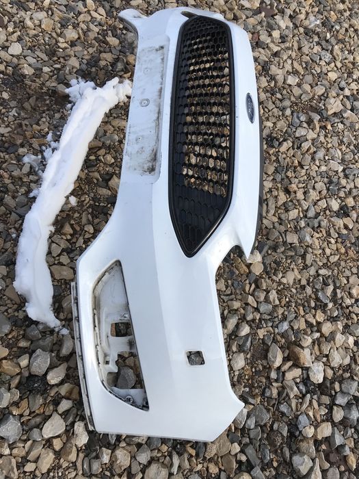 Предна броня с грил за Форд Фокус 2015-