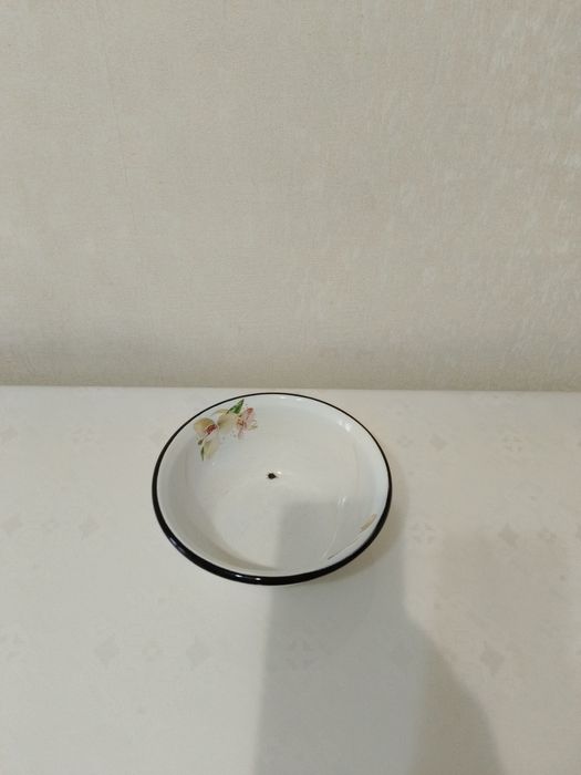 Продам  миску и кастрюли эмалированные б.у.