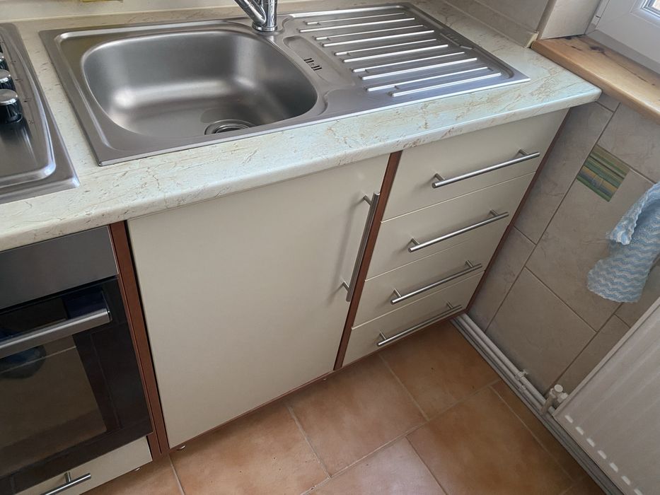 Mobila bucatarie utilata cu hota, plita pe gaz si ghiuveta