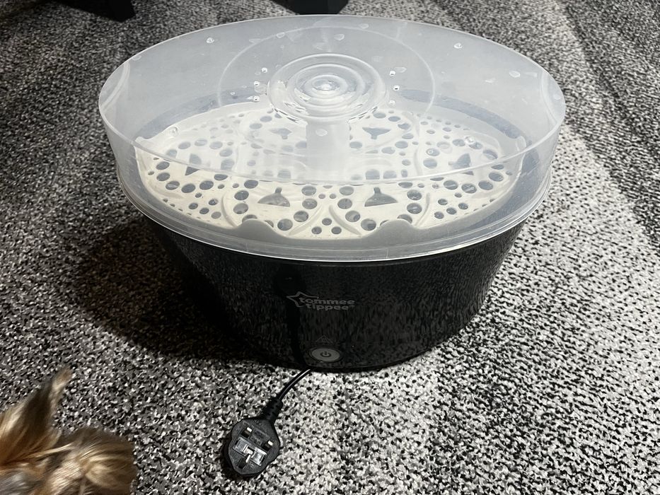 Стерилизатор за бебешки шишета и биби Tommee Tippee