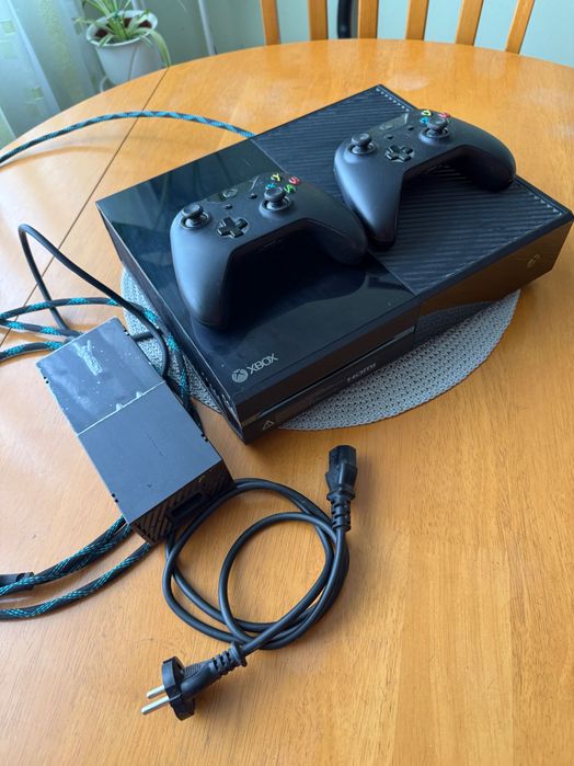 XBox One + 2 джойстика + захранване