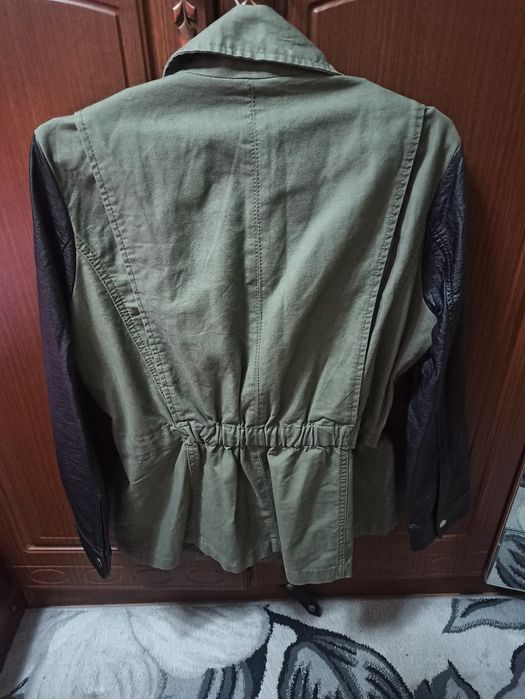 Женская красивая куртка