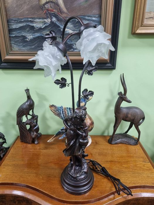 Чудесна антикварна голяма фигурална настолна лампа