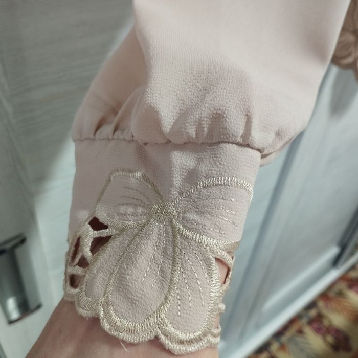 Блузка нежно бежевого цвета