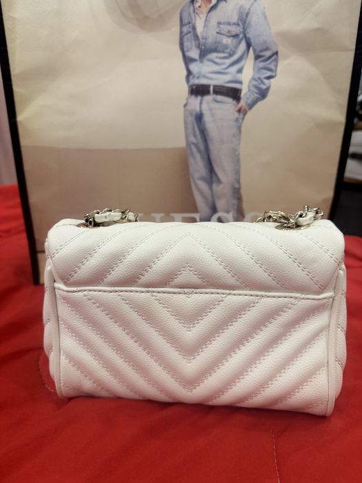 Дамска чанта GUESS