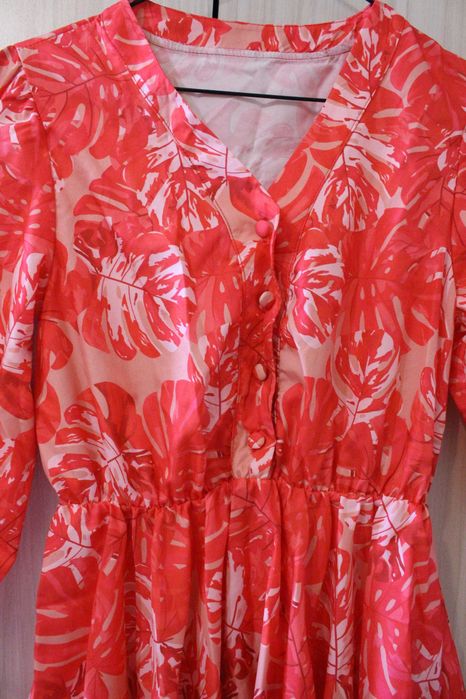 Розова рокля с асиметричен, заострен подгъв