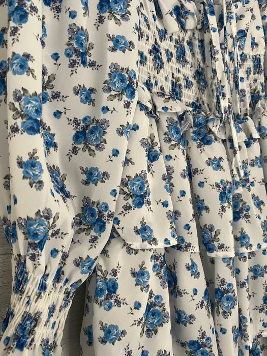 Флорална рокля в синьо и бяло