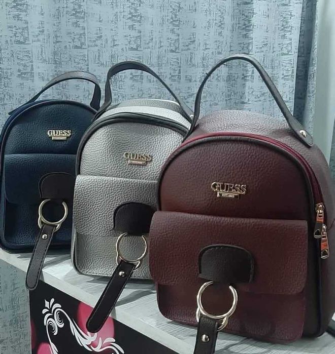 Дамска раница на Guess