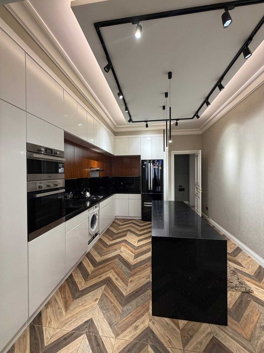 Продаётся квартира  ПОПУГАЙЧИКИ  ул. Чехова (ориентир: кафе Анор)