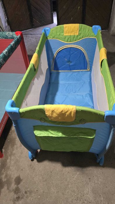 Продавам 2 броя сгъваеми детски кошарки с допълнителни матраци