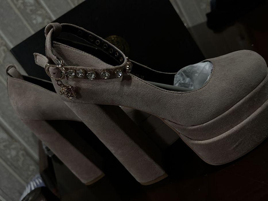 Туфли версачи бежевые, замшвые в хорошем качестве