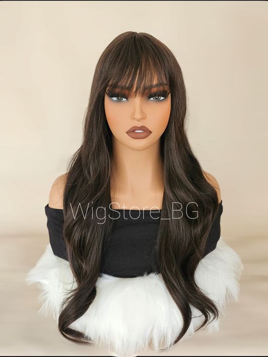 Тъмно кафява перука с бретон на леки вълни