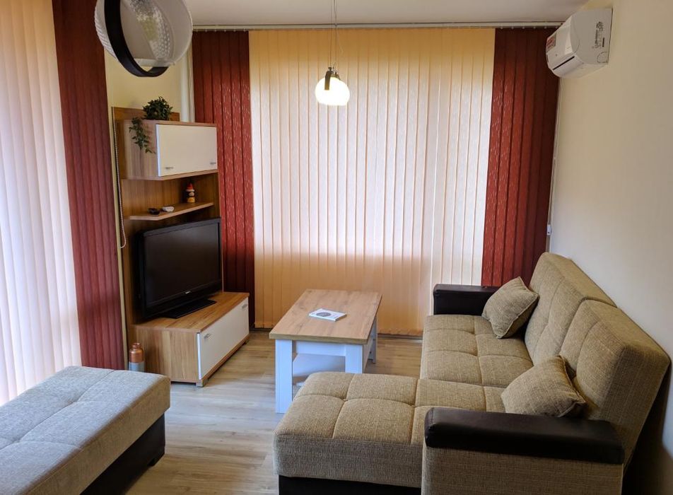 Тристаен апартамент под наем в Център