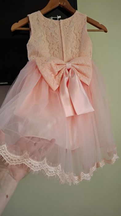 Красивое розовое платье для девочки