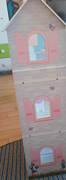 Дървена къща за кукли.