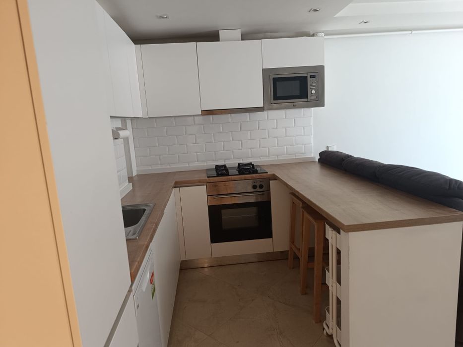 Închiriez apartament cu 2 camere