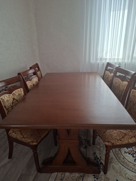 Гостиный стол ,стулья
