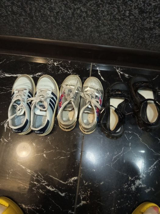 Обувь детскую продам