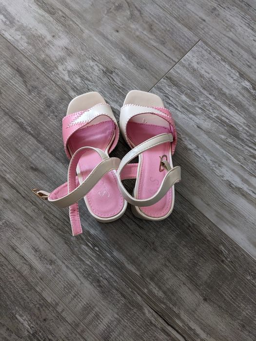 Дамски сандали нови