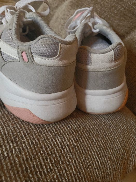 Продавам дамски маратонки  Reebok 39