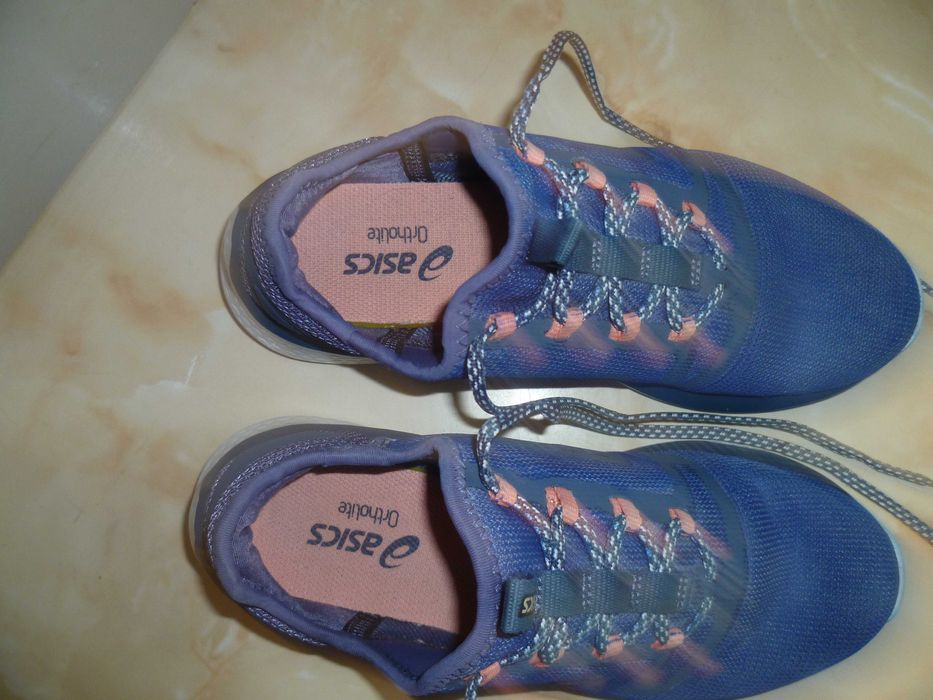 ASICS маратонки.