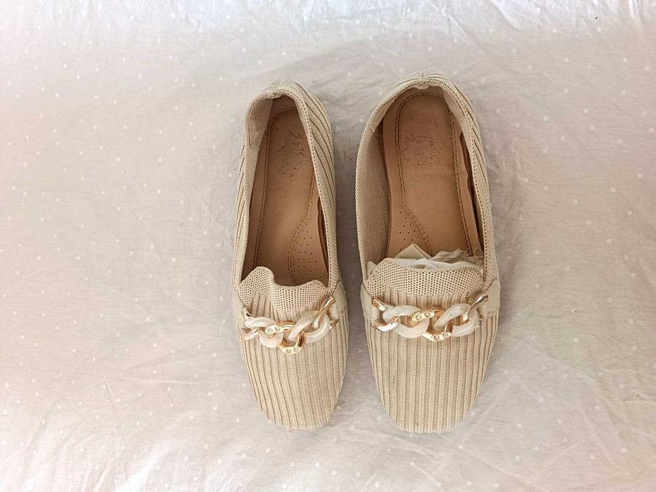 Бежевые женские лоферы.